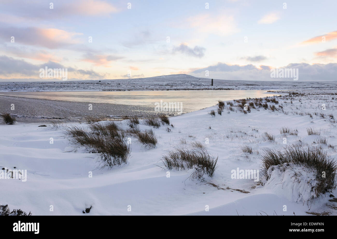 Inverno sulla Northern Pennines vicino a bulloni diritto e serbatoio Sikehead Foto Stock