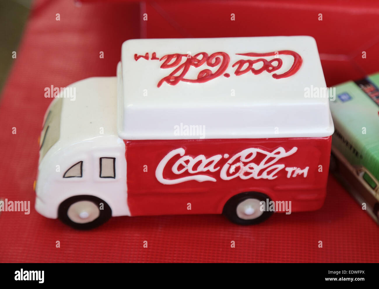 Varie classic coca-cola souvenir come toy van. Foto Stock