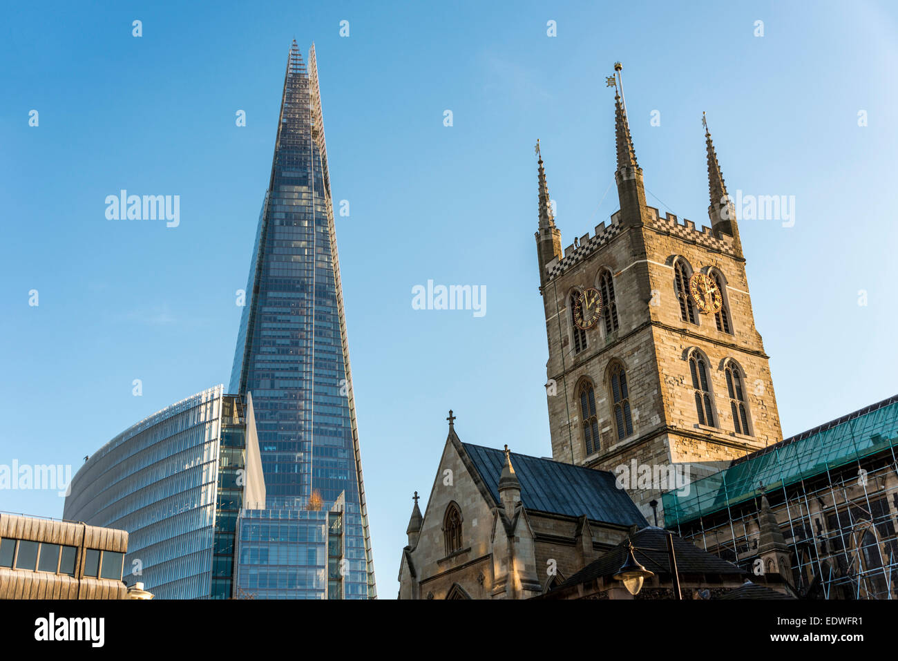 La torre della Cattedrale di Southwark e il moderno grattacielo di Shard a Londra Foto Stock