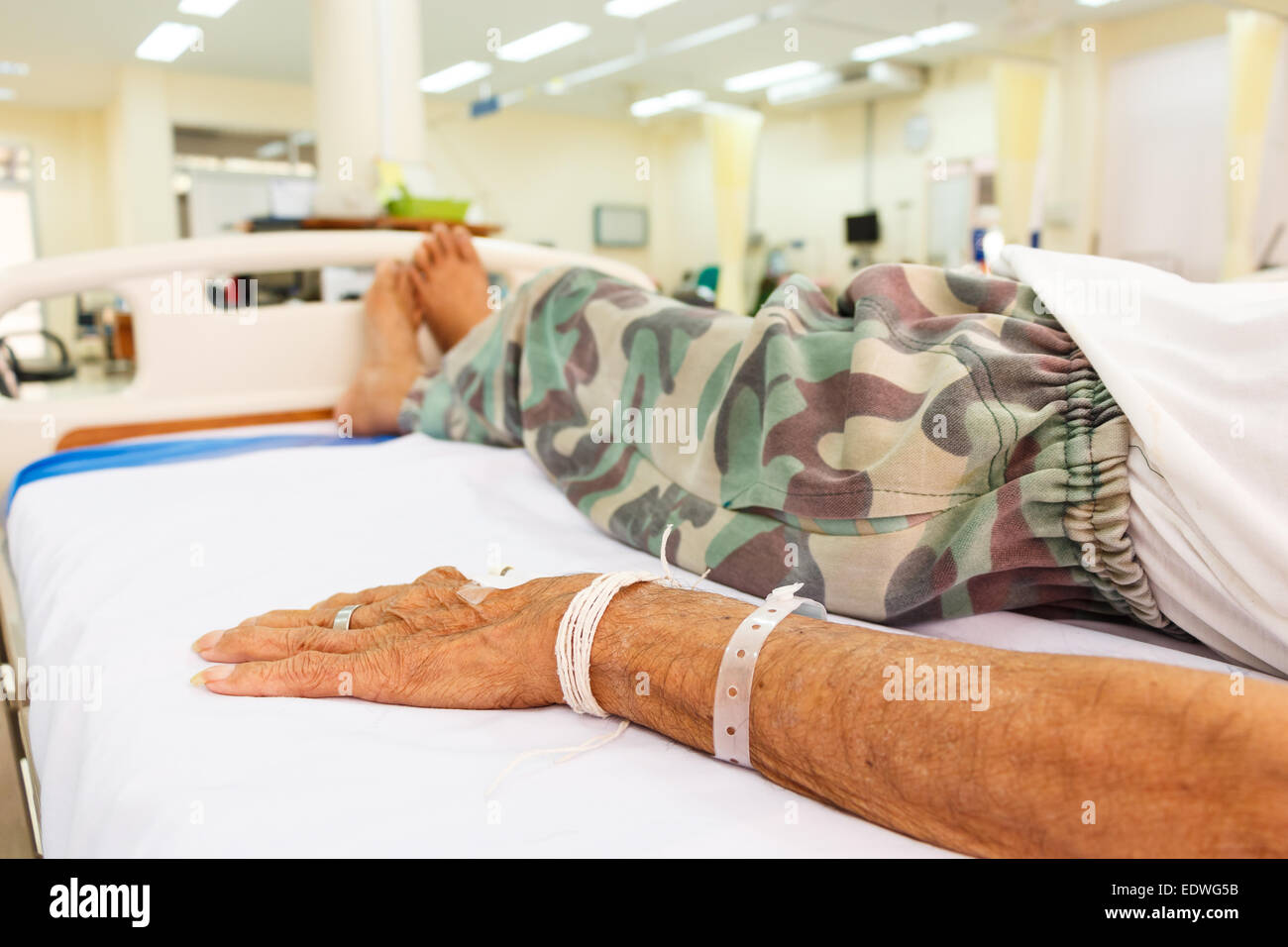 Paziente anziano sdraiato sul letto nella stanza di emergenza in ospedale rurale ,Thailandia Foto Stock