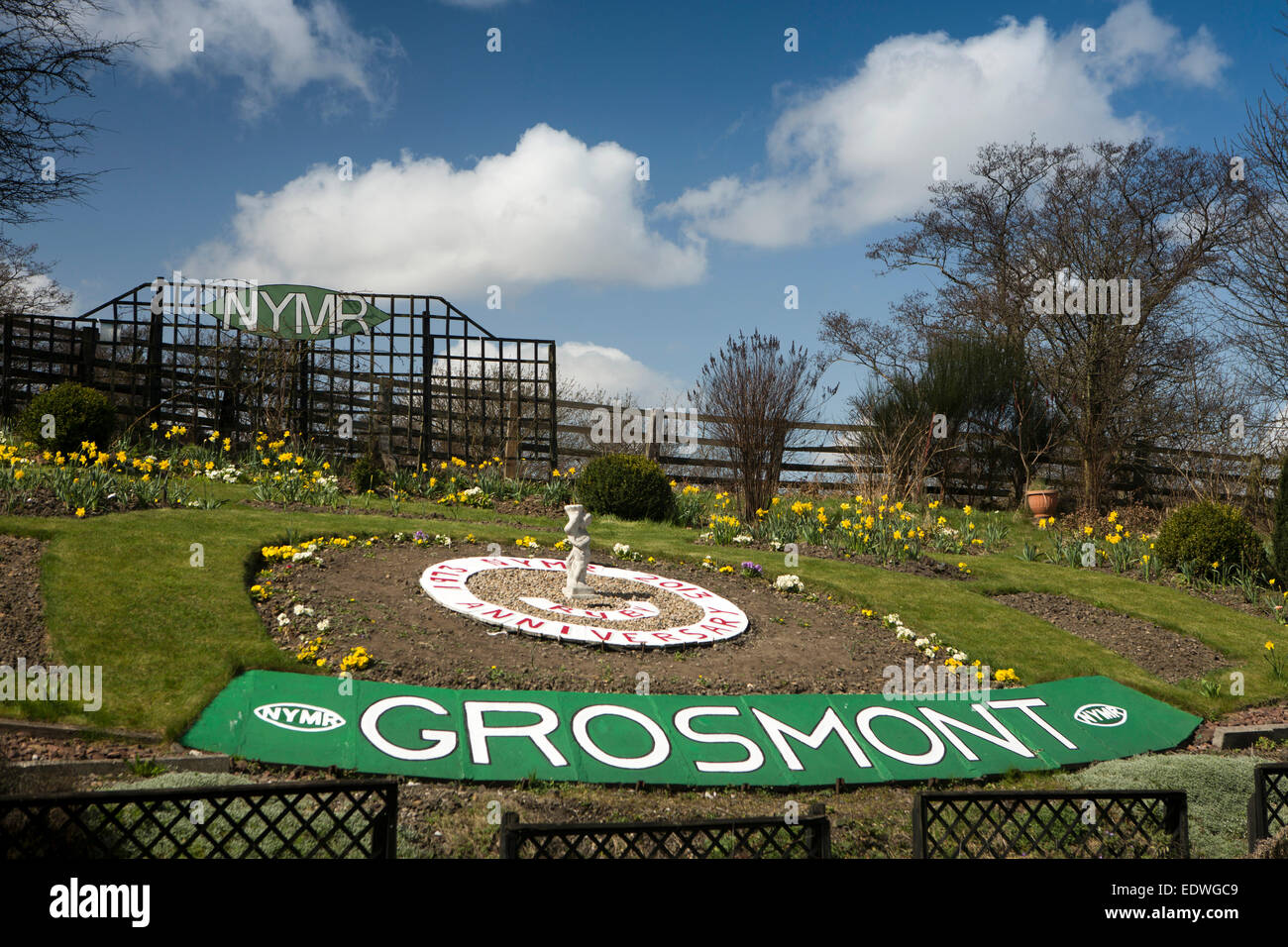 Regno Unito, Inghilterra, Yorkshire, Grosmont, North Yorkshire Moors Stazione ferroviaria appena piantato orologio floreale Foto Stock