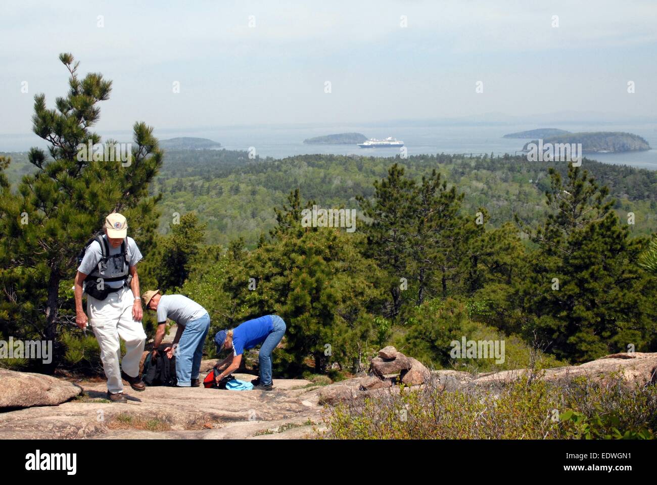 Cadillac escursione in montagna con cittadini senior Foto Stock