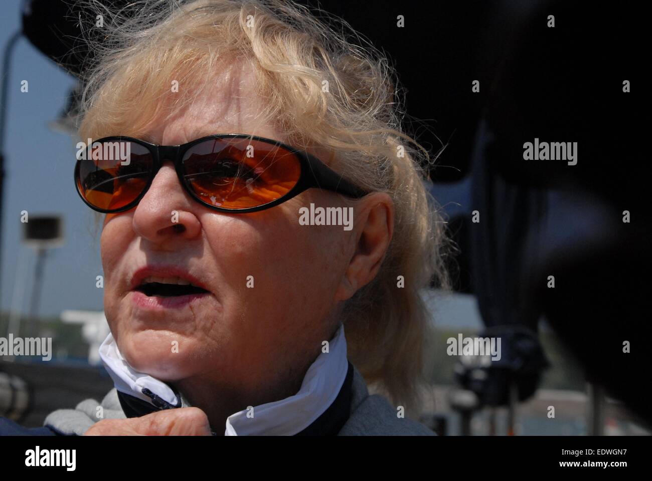 Donna che guarda fuori in francese Bay Bar Harbor Maine - USA Foto Stock