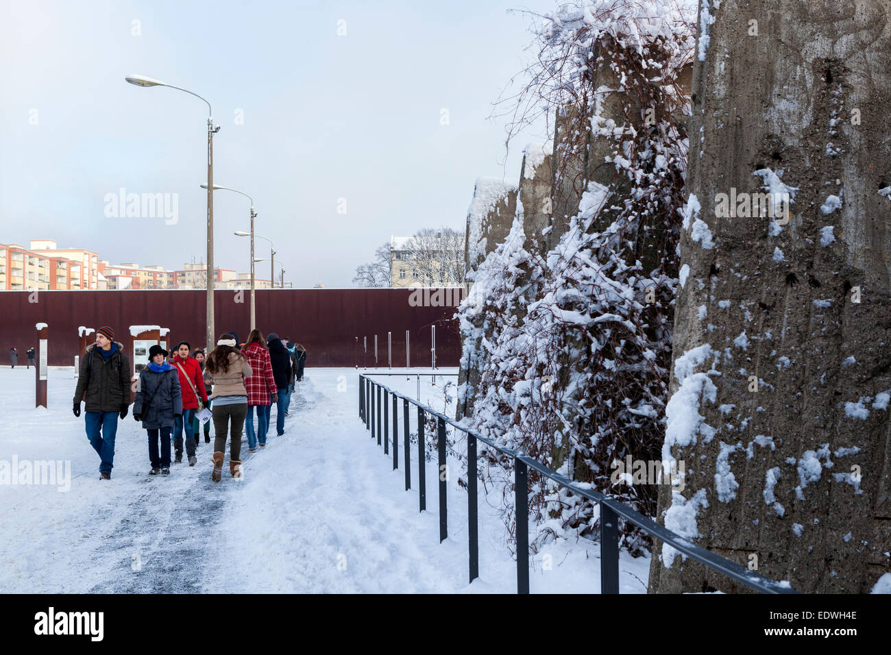 Il Memoriale del Muro di Berlino dopo la neve in inverno. Rusty poli e resti di parete e la parete delle vittime' foto, Bernauerstrasse, Mitte Foto Stock