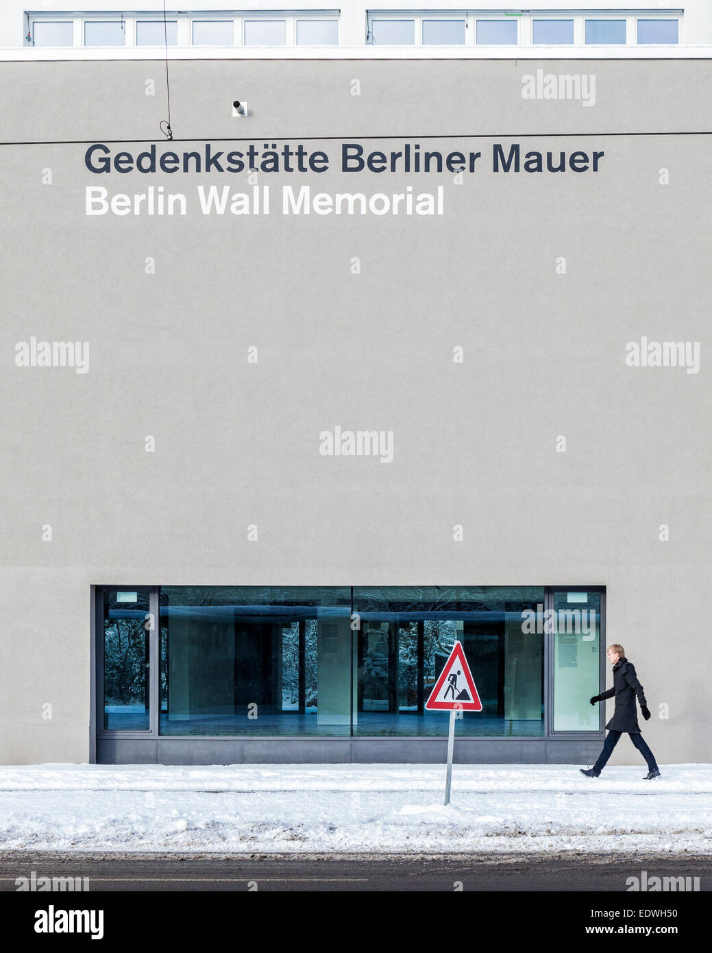 Il Memoriale del Muro di Berlino centro visitatori e area di visualizzazione dopo la neve in inverno. Foto Stock