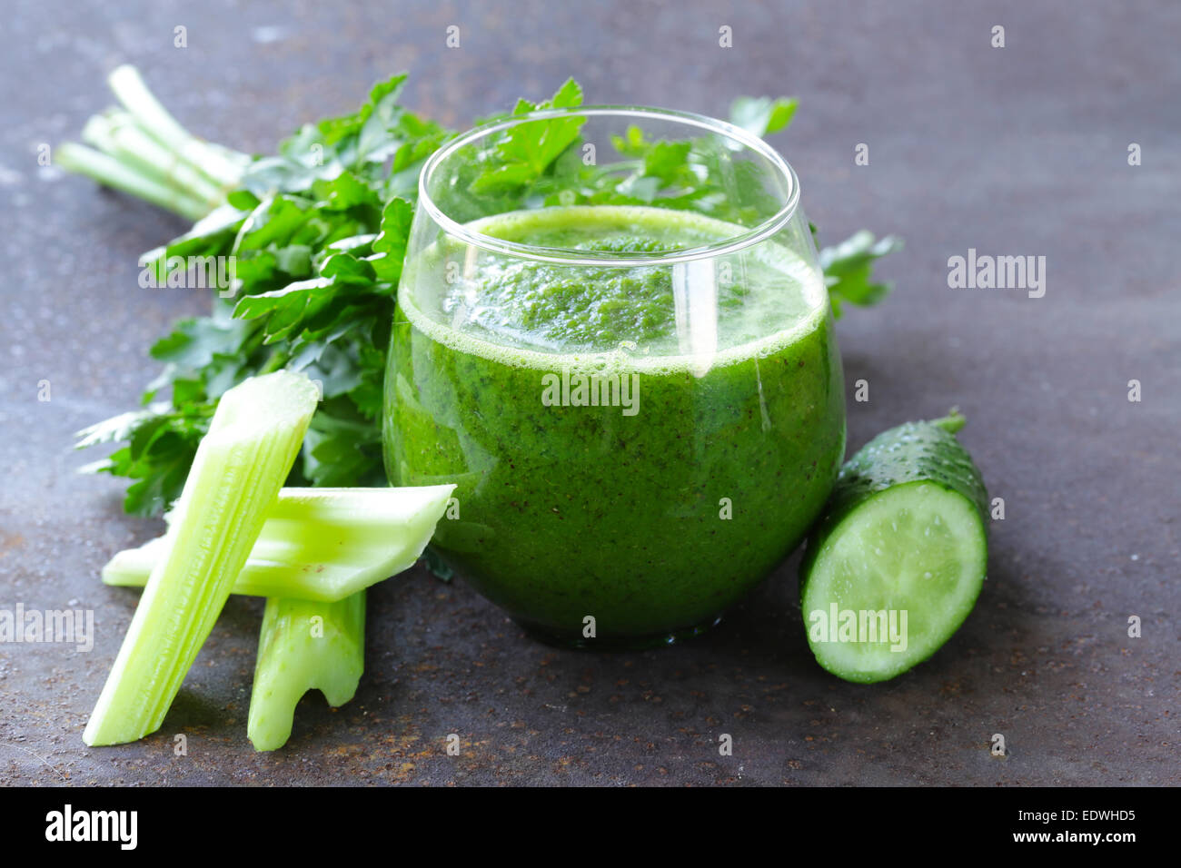 Fresco verde succo di sedano, cetrioli e prezzemolo Foto Stock