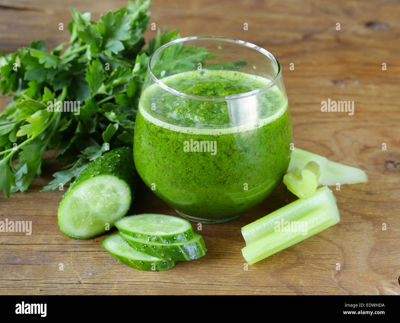 Fresco verde succo di sedano, cetrioli e prezzemolo Foto Stock