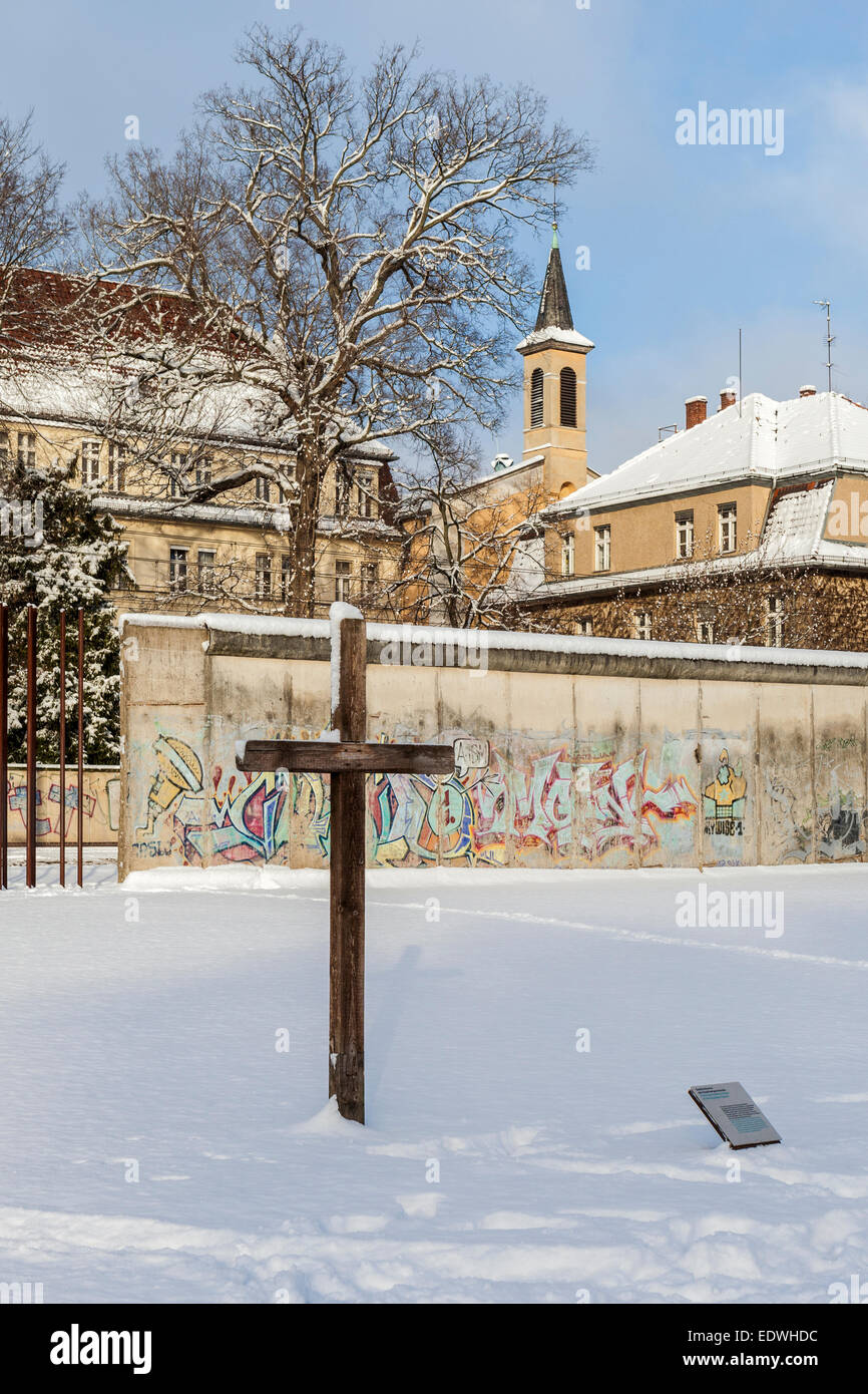 Memoriale del Muro di Berlino e croce commemorativa della parrocchia di Sophien dopo la neve in inverno. Bernauerstrasse, Mitte, Berlino Foto Stock