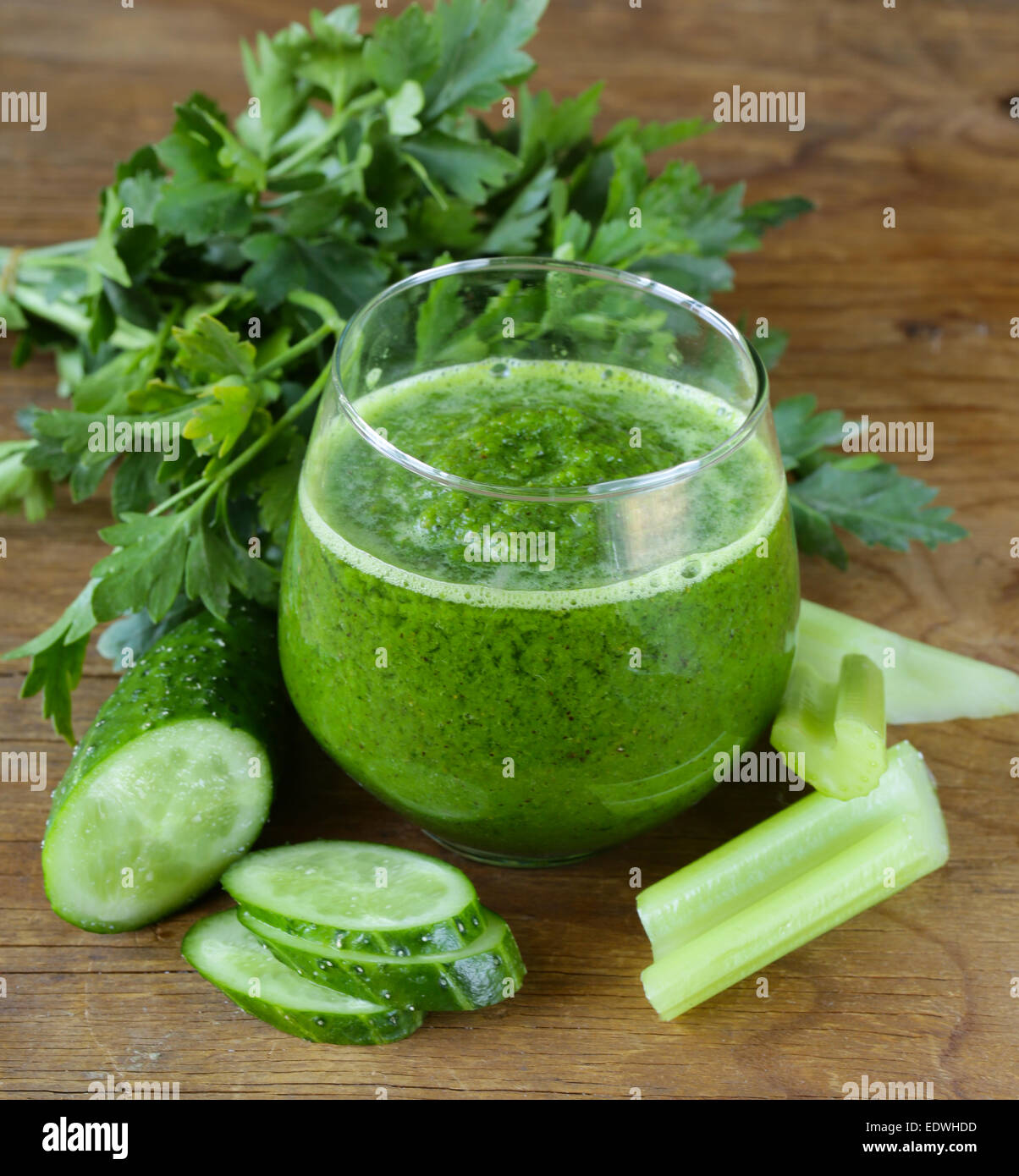 Fresco verde succo di sedano, cetrioli e prezzemolo Foto Stock