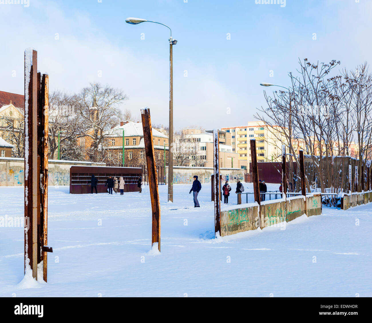Il Memoriale del Muro di Berlino dopo la neve in inverno. Rusty poli e resti di parete e la parete delle vittime' foto, Bernauerstrasse, Mitte Foto Stock