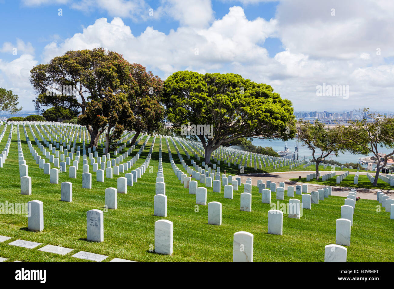 Fort Rosecrans National Cemetery in Point Loma guardando verso il centro cittadino di San Diego, California, Stati Uniti d'America Foto Stock
