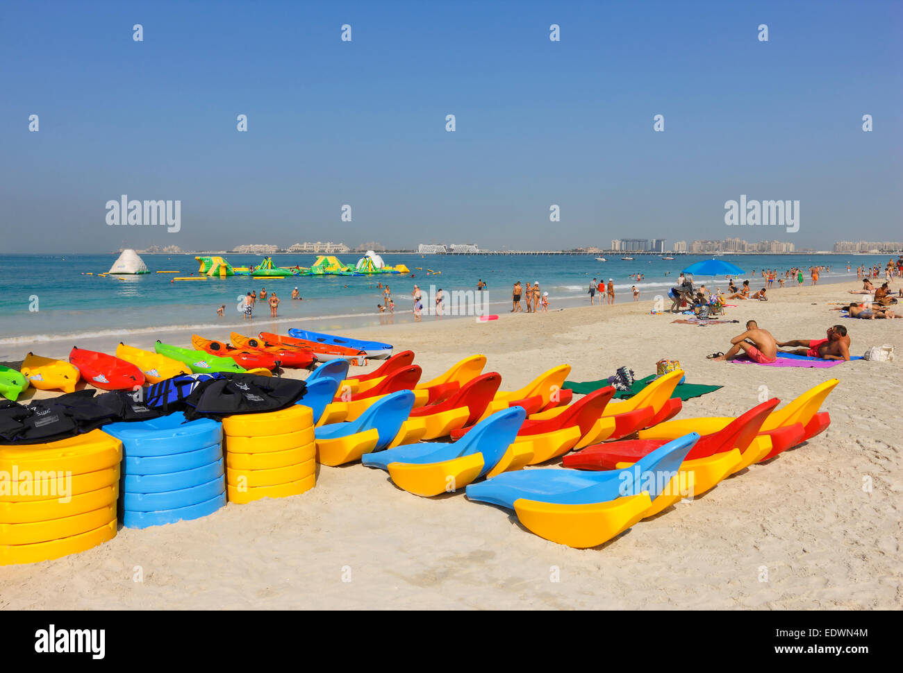 Spiaggia di Dubai. In plastica colorata kayak imbarcazioni al Jumeirah Beach Residence Foto Stock