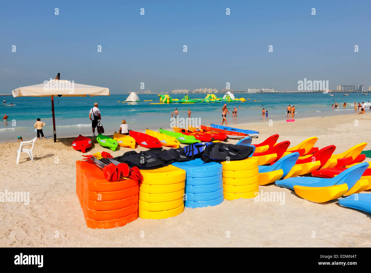 Spiaggia di Dubai. In plastica colorata kayak imbarcazioni al Jumeirah Beach Residence Foto Stock