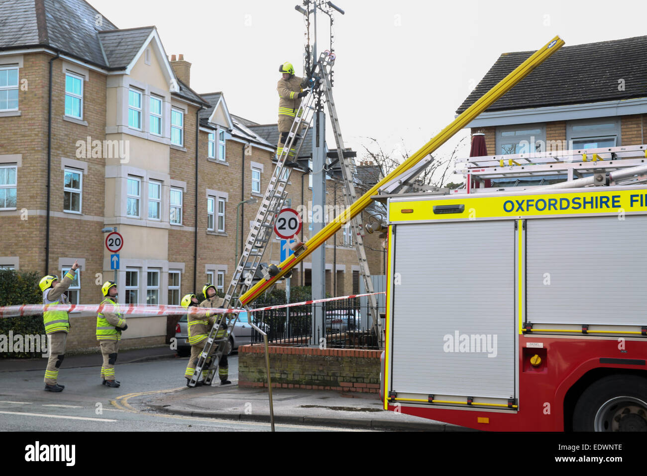 Oxford, Inghilterra 10 gennaio 2015. Oxford Vigili del fuoco rendono sicure segnaletica di un ristorante di Summertown, Oxford. Credito: Credito: Pete Lusabia/ Alamy Live News Foto Stock