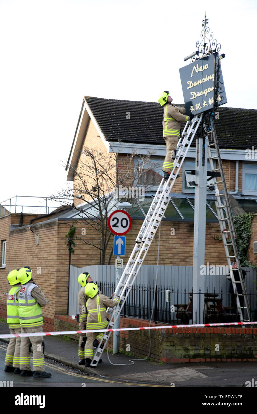 Oxford, Inghilterra 10 gennaio 2015. Oxford Vigili del fuoco rendono sicure segnaletica di un ristorante di Summertown, Oxford. Credito: Credito: Pete Lusabia/ Alamy Live News Foto Stock
