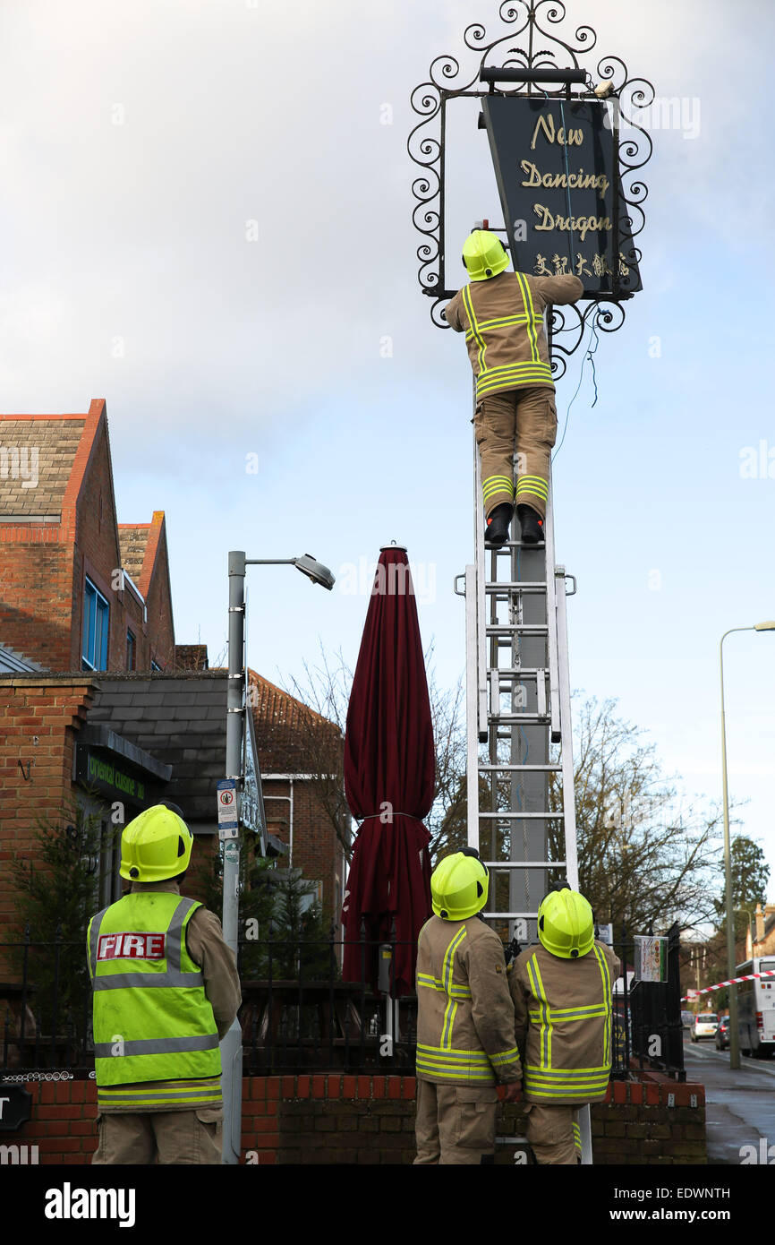 Oxford, Inghilterra 10 gennaio 2015. Oxford Vigili del fuoco rendono sicure segnaletica di un ristorante di Summertown, Oxford. Credito: Credito: Pete Lusabia/ Alamy Live News Foto Stock