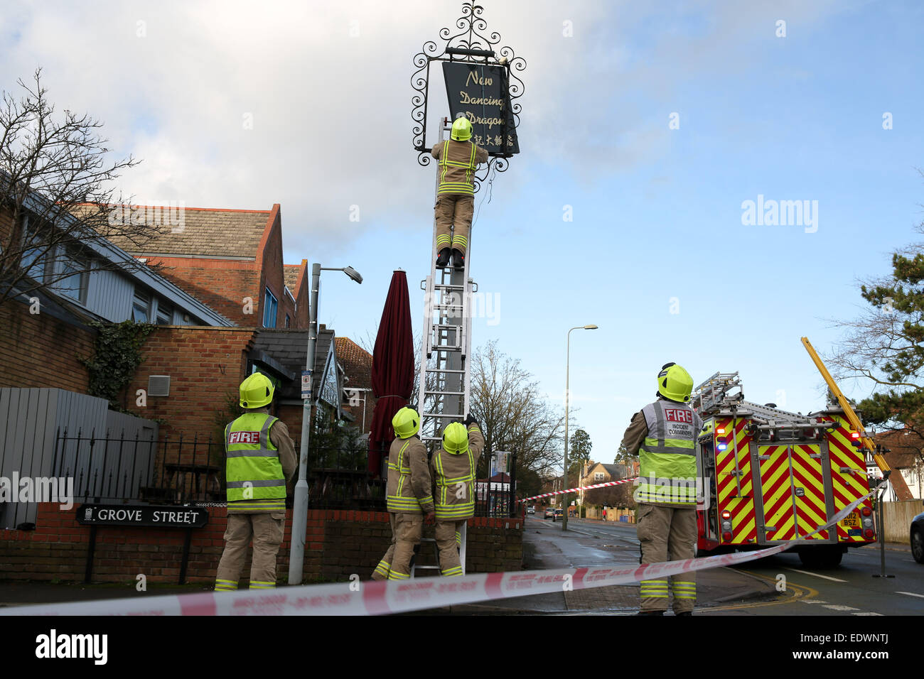 Oxford, Inghilterra 10 gennaio 2015. Oxford Vigili del fuoco rendono sicure segnaletica di un ristorante di Summertown, Oxford. Credito: Credito: Pete Lusabia/ Alamy Live News Foto Stock