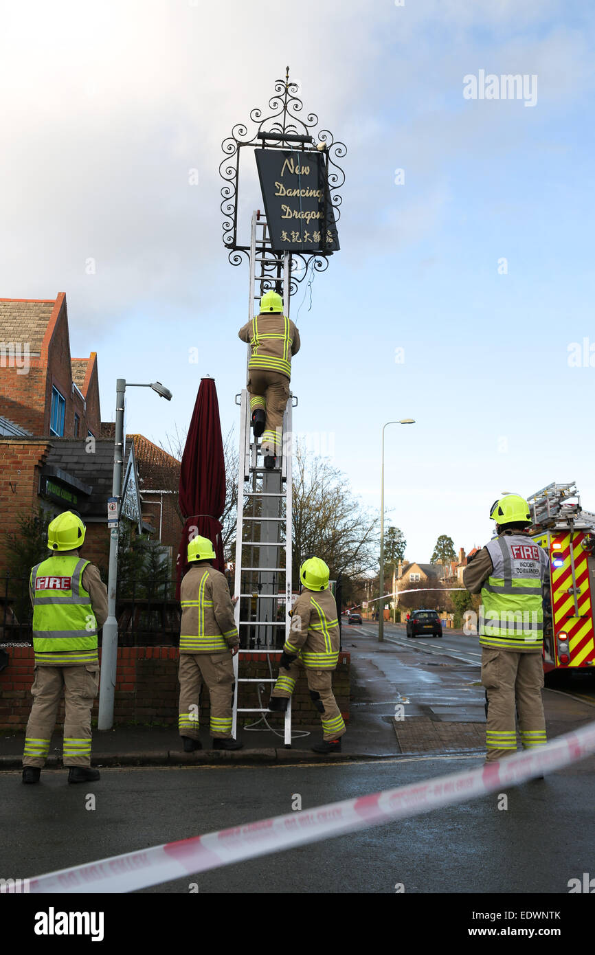 Oxford, Inghilterra 10 gennaio 2015. Oxford Vigili del fuoco rendono sicure segnaletica di un ristorante di Summertown, Oxford. Credito: Credito: Pete Lusabia/ Alamy Live News Foto Stock