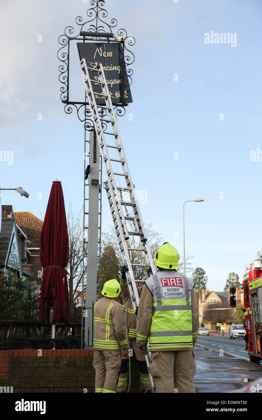Oxford, Inghilterra 10 gennaio 2015. Oxford Vigili del fuoco rendono sicure segnaletica di un ristorante di Summertown, Oxford. Credito: Credito: Pete Lusabia/ Alamy Live News Foto Stock