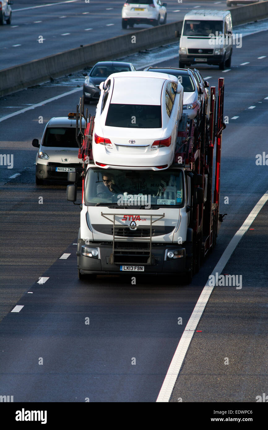 Renault auto STVA transporter sulla autostrada M40, Warwickshire, Regno Unito Foto Stock