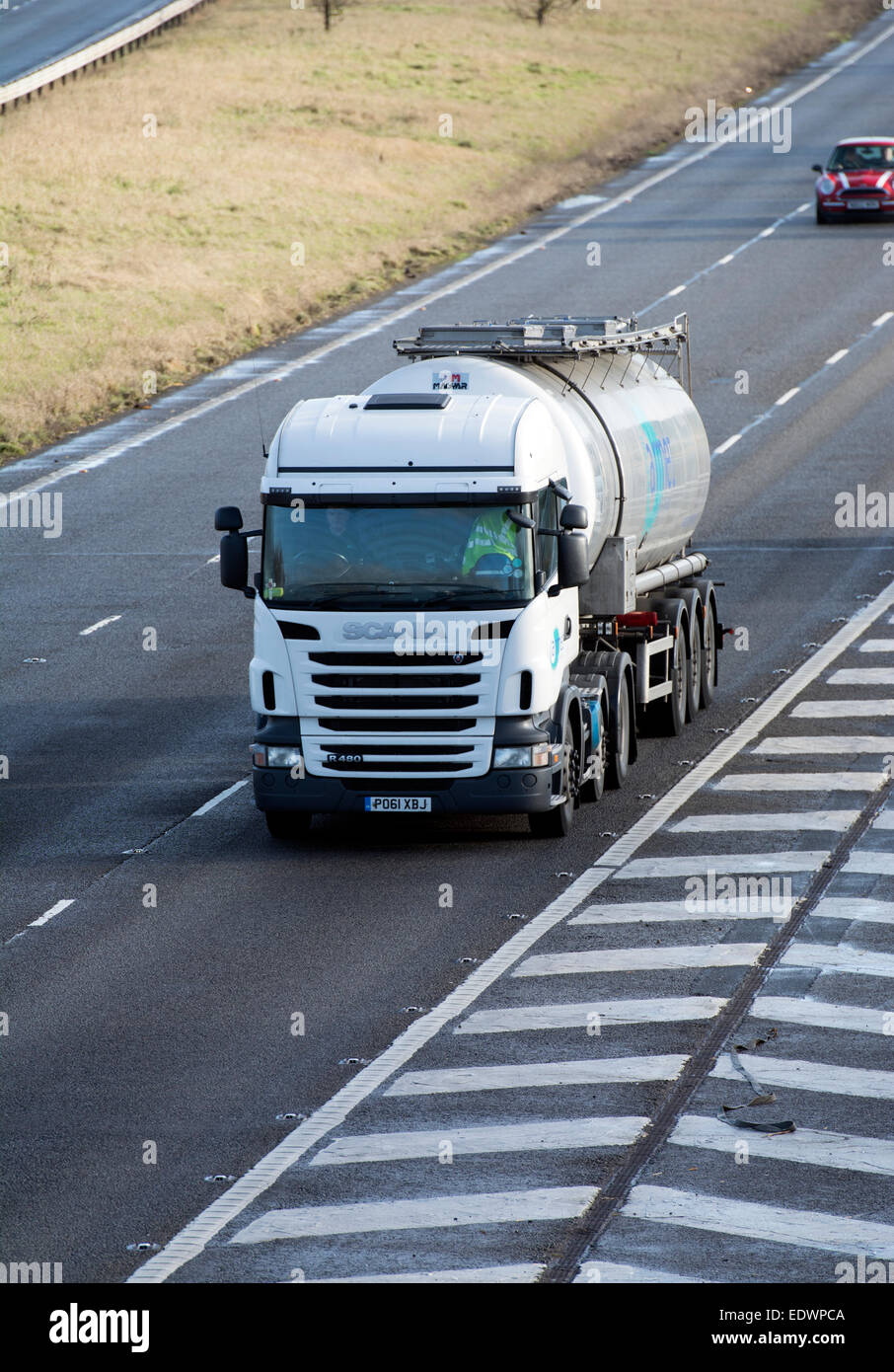 Scania AMEC tanker camion sull'autostrada M40, Warwickshire, Regno Unito Foto Stock
