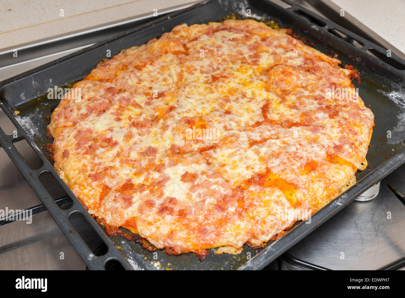 Preparare la pasta della pizza con il formaggio sul tavolo Foto Stock