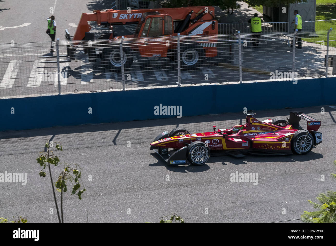 Buenos Aires, Buenos Aires, Argentina. Decimo gen, 2015. Cina racing driver Ho-Pin Tung gare in Buenos Aires ePrix, intorno a quattro nel FIA tutto Formula elettrica e campionato. Il concorso vinto da Amlin pilota Aguri Antonio Felix Da Costa, è stata preceduta da una gara con auto elettrica prototipi progettati da studenti della scuola superiore e seguita da migliaia di tifosi in un soffocante calore. © Patricio Murphy/ZUMA filo/Alamy Live News Foto Stock