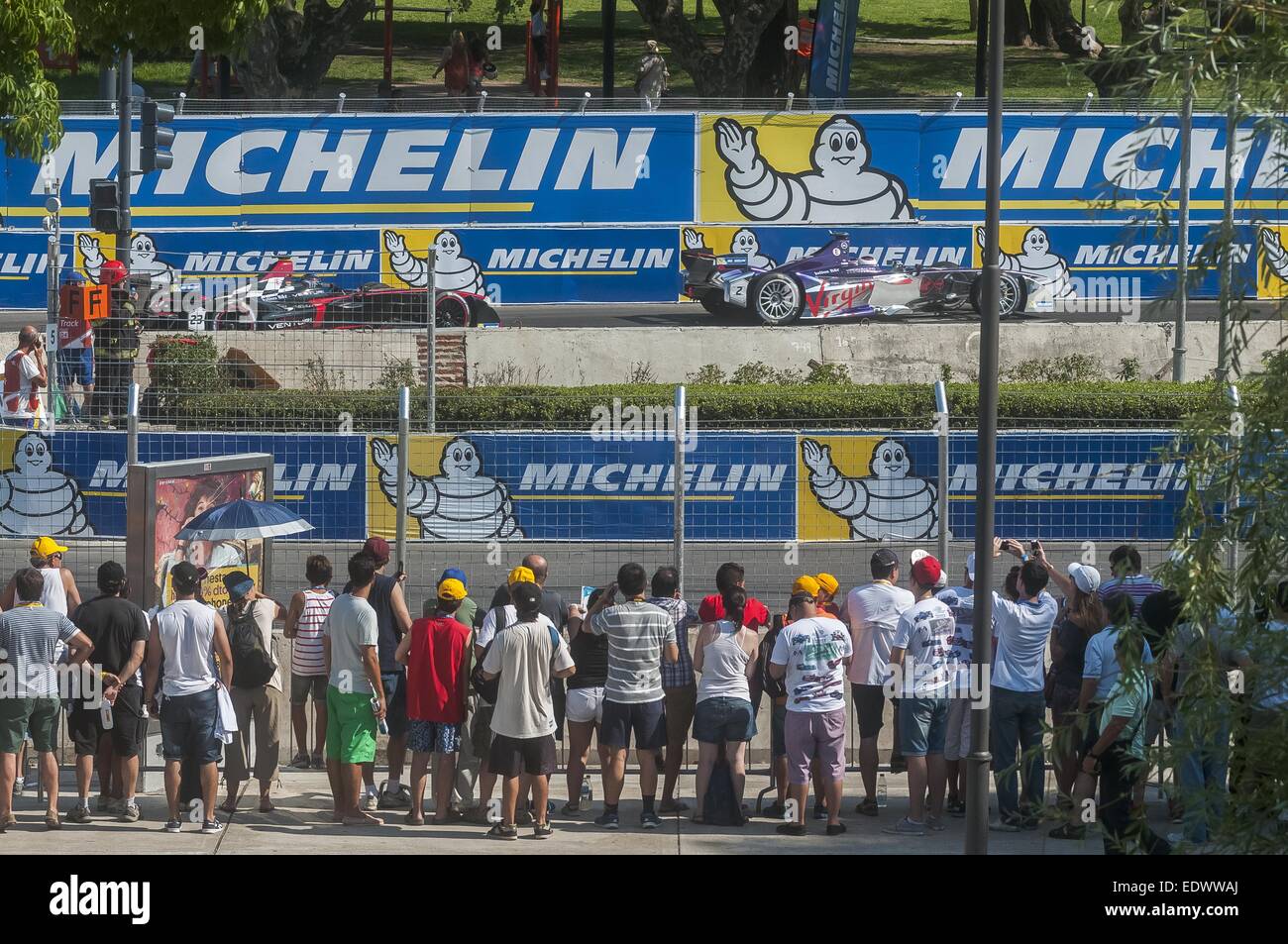 Buenos Aires, Buenos Aires, Argentina. Decimo gen, 2015. Il Puerto Madero quartiere in Buenos Aires trattiene il round quattro nel FIA tutto Formula elettrica e campionato. Il concorso vinto da Amlin pilota Aguri Antonio Felix Da Costa, è stata preceduta da una gara con auto elettrica prototipi progettati da studenti della scuola superiore e seguita da migliaia di tifosi in un soffocante calore. © Patricio Murphy/ZUMA filo/Alamy Live News Foto Stock