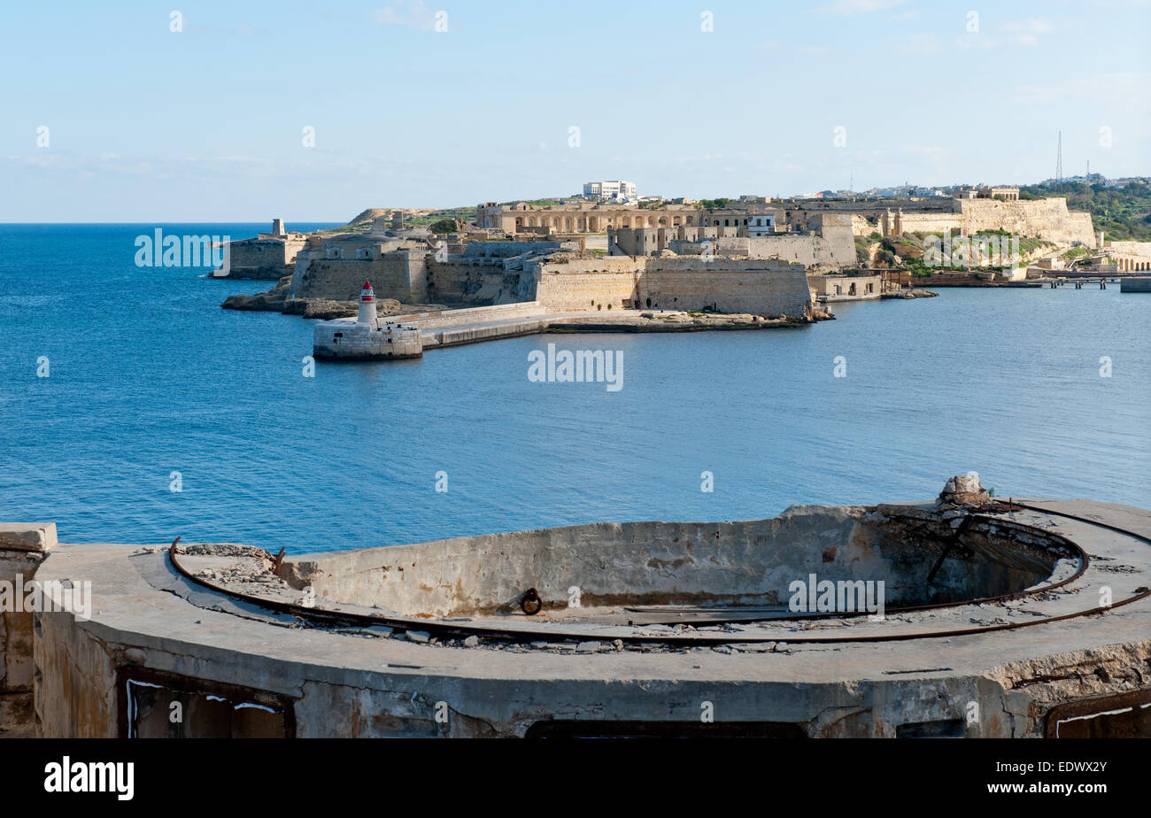 Vista da Fort St Elmo al Ricasoli Grand Harbor East frangiflutti e faro rosso Foto Stock