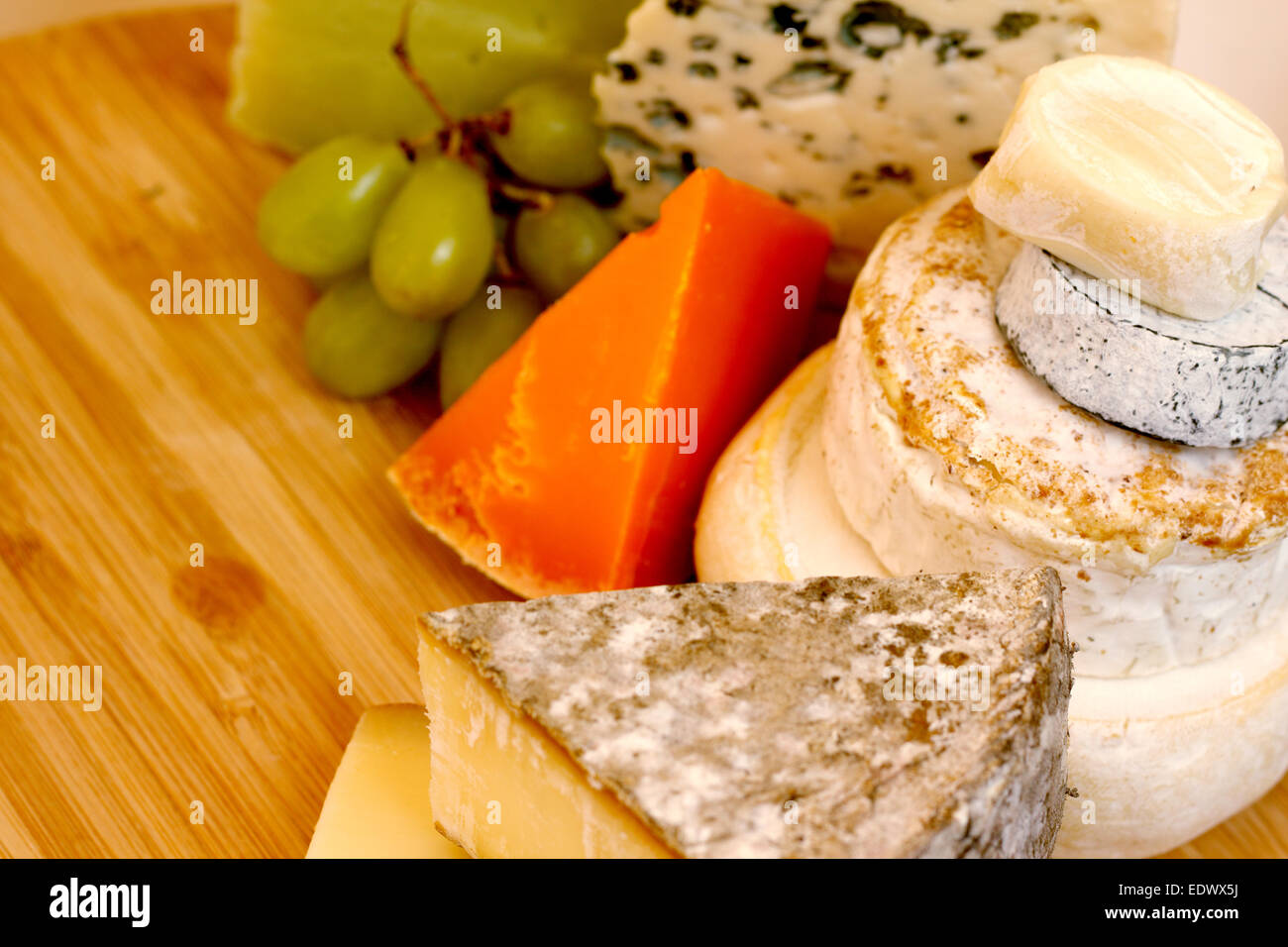 Vari tipi di composizione di formaggio sulla tavola di legno Foto Stock