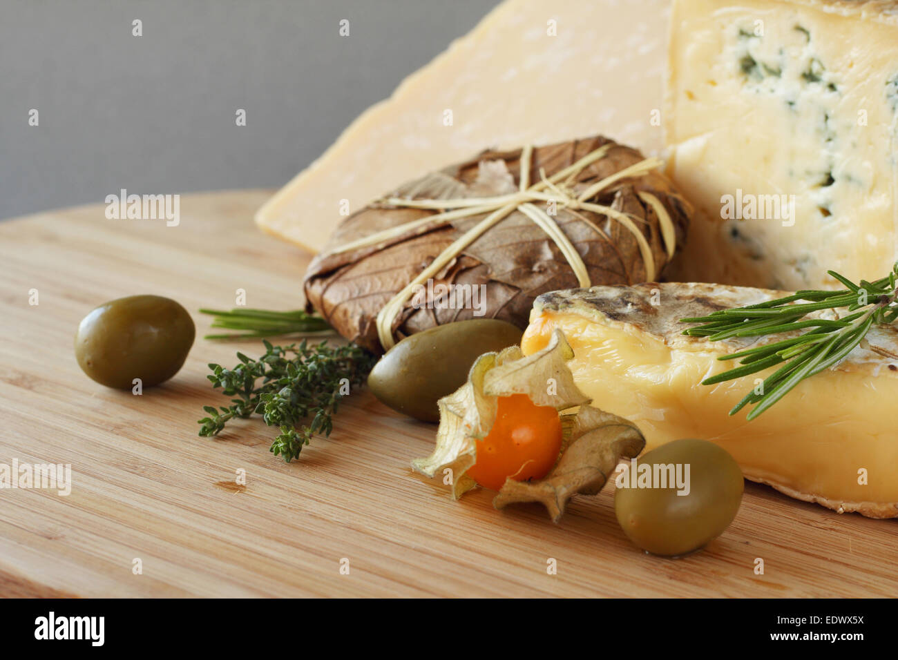Il formaggio e le olive composizione sul tavolo di legno Foto Stock