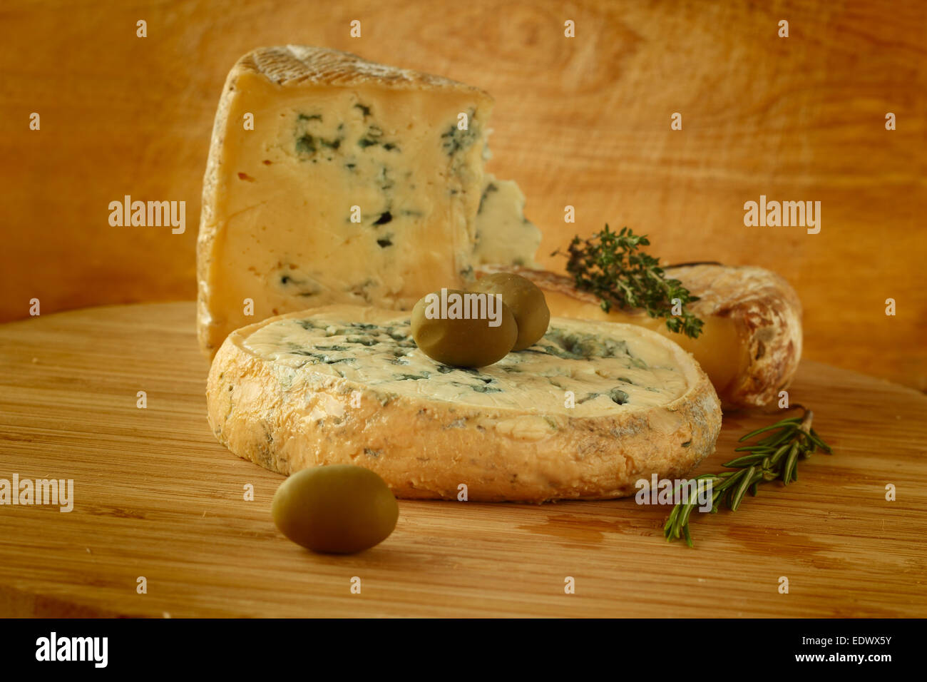 Il formaggio e le olive composizione sul tavolo di legno Foto Stock