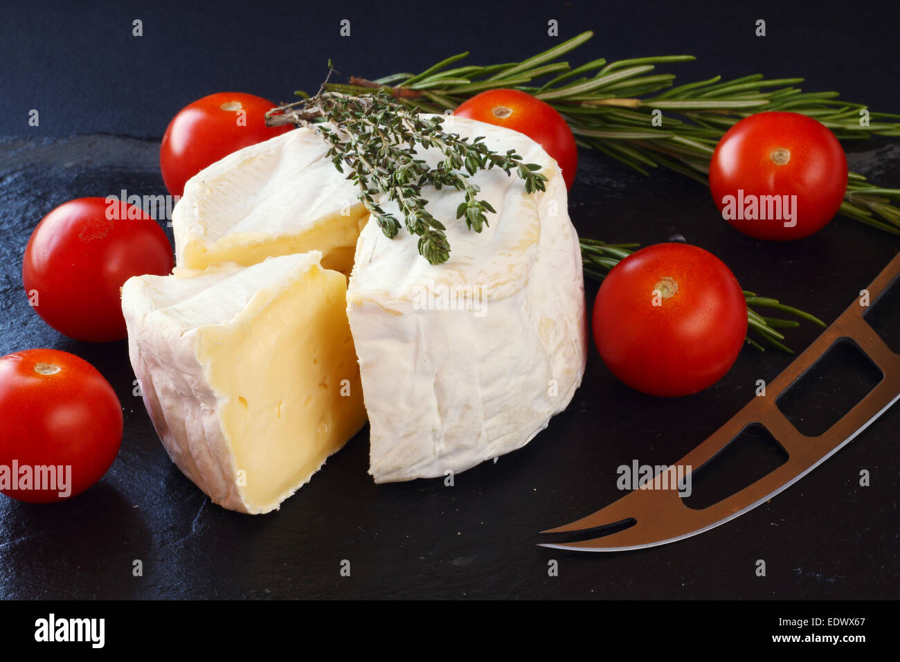 Formaggio francese composizione sulla pietra nera sullo sfondo della piastra Foto Stock