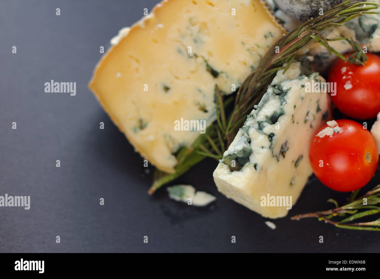 Il Roquefort e composizione su sfondo scuro Foto Stock