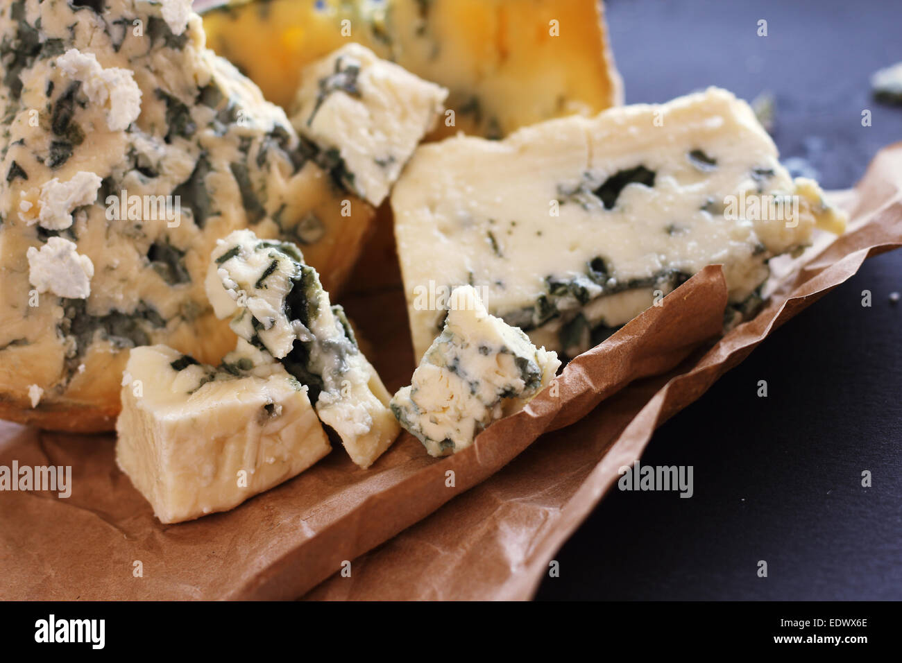 Il Roquefort e composizione su sfondo scuro Foto Stock