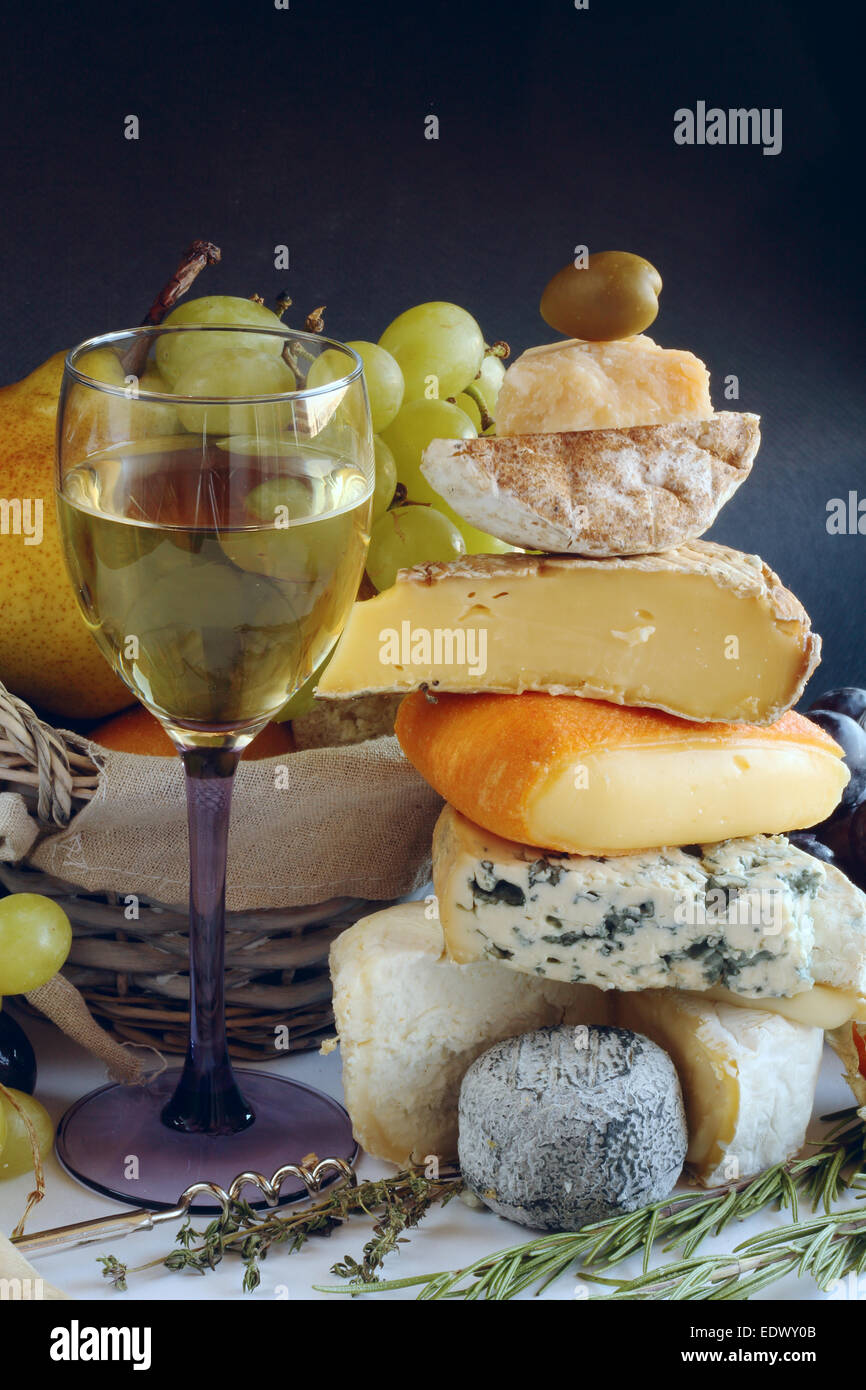 Formaggio francese, vino e frutta composizione concettuale Foto Stock