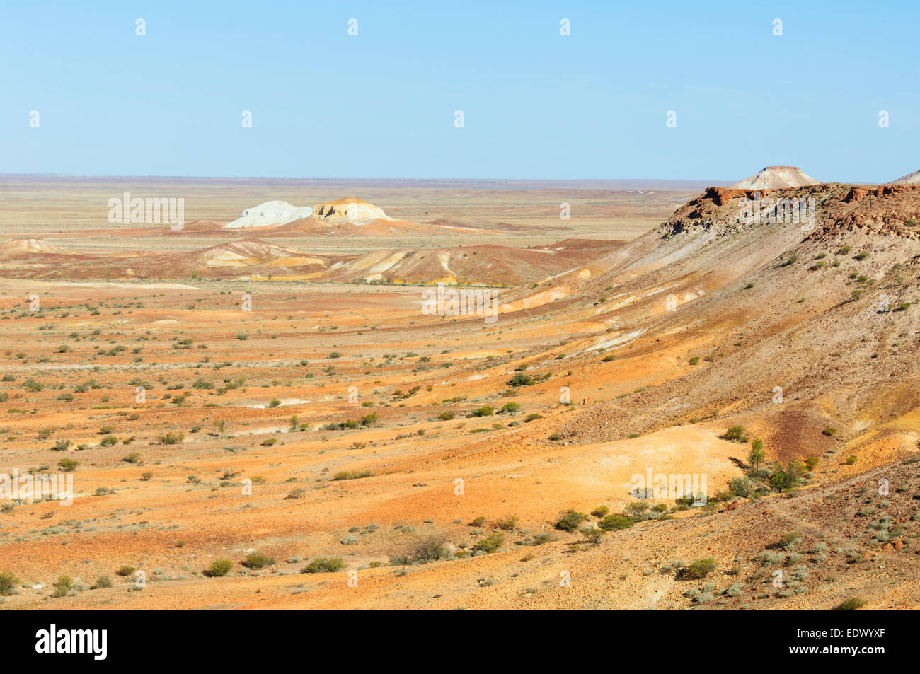 I distacchi sono un semi-arido deserto fatto di eroso mesas e colline vicino a Coober Pedy, Sud Australia, SA, Australia Foto Stock