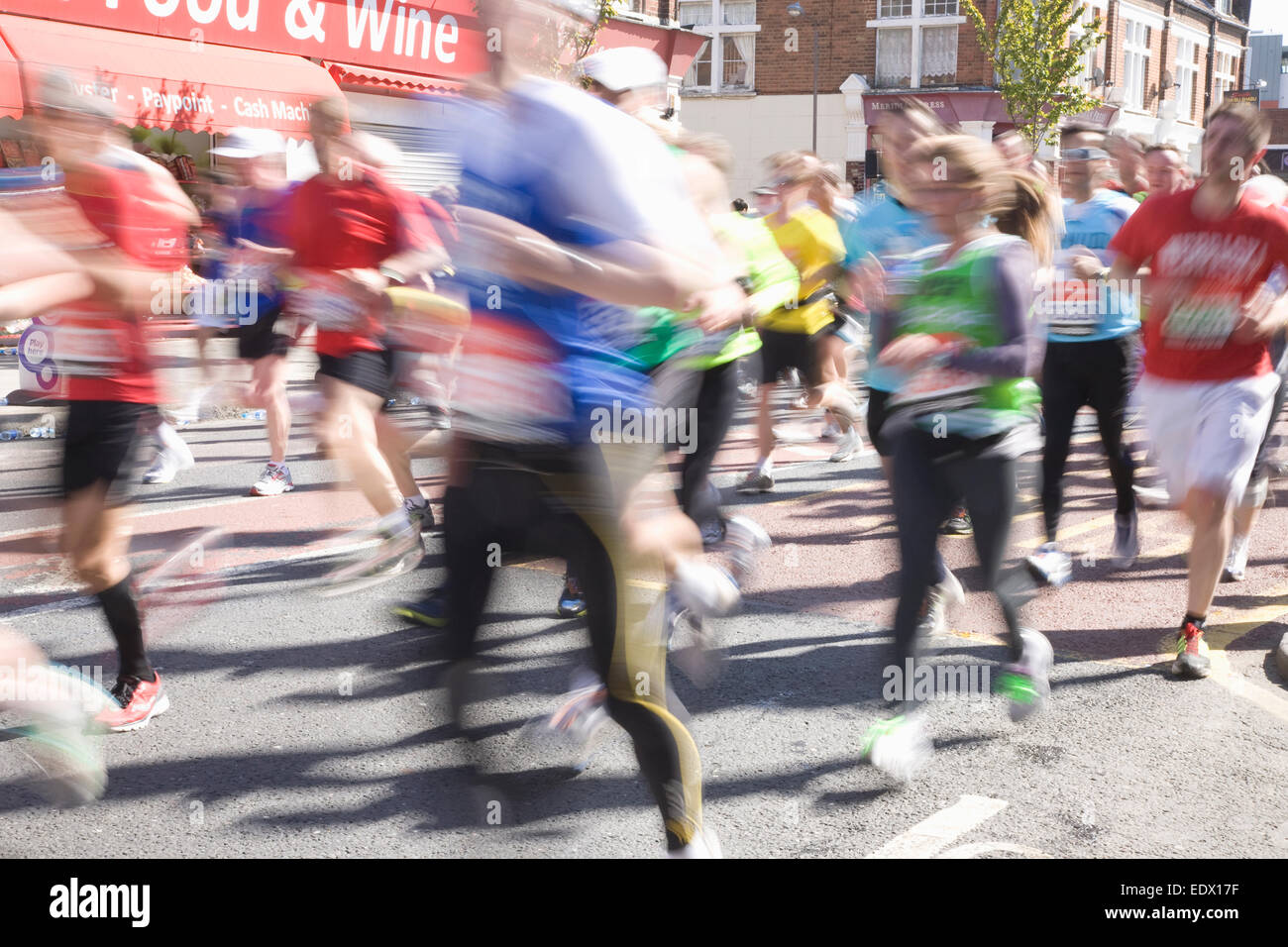 I partecipanti eseguono nella maratona di Londra Foto Stock