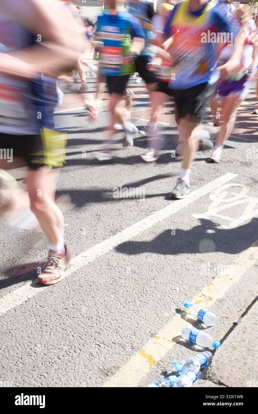 I partecipanti eseguono nella maratona di Londra Foto Stock