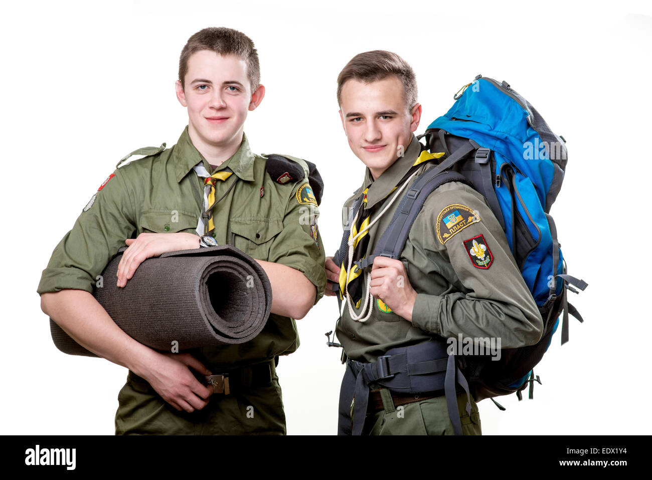 Due giovani ragazzi scout con sacco a pelo e zaino isolati su sfondo bianco  Foto stock - Alamy
