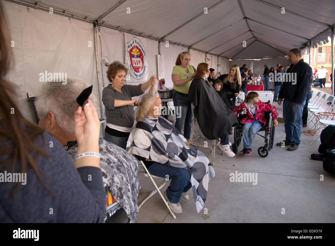 Tucson, Arizona, Stati Uniti. Gen. 10, 2015. Senzatetto militari statunitensi reduci ricevono cure mediche, abbigliamento e della cura del corpo al XVI Stand semestrale all evento ospitato da Tucson veterani che serve i veterani. Gli Stati Uniti Reparto di Albergare e Sviluppo Urbano stimato nel gennaio del 2014 che 49,933 militari americani reduci sono senzatetto. Credit: Norma Jean Gargasz/Alamy Live News Foto Stock