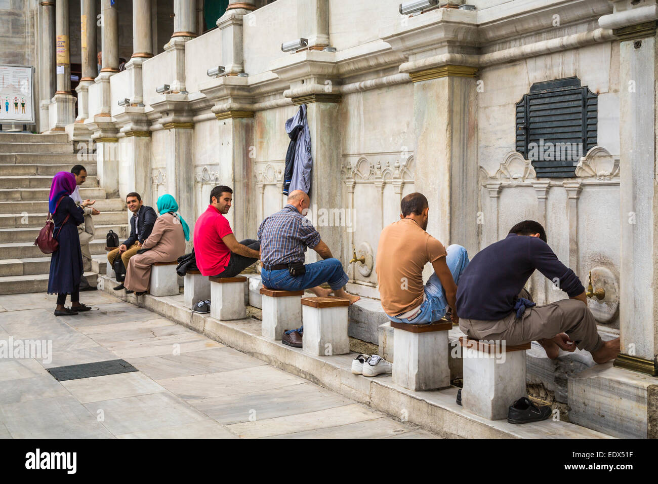 Adoratori in corrispondenza di un abluzione fontana a una moschea vicino al Grand Bazaar a Sultanahmet, Istanbul, Turchia, Eurasia. Foto Stock