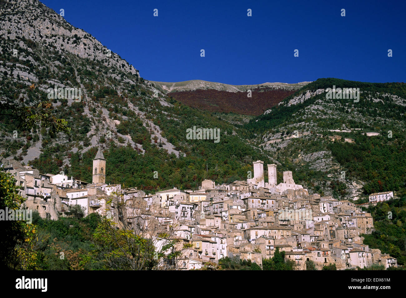 Italia, Abruzzo, Parco Nazionale della Majella, villaggio Pacentro e montagne della Majella Foto Stock