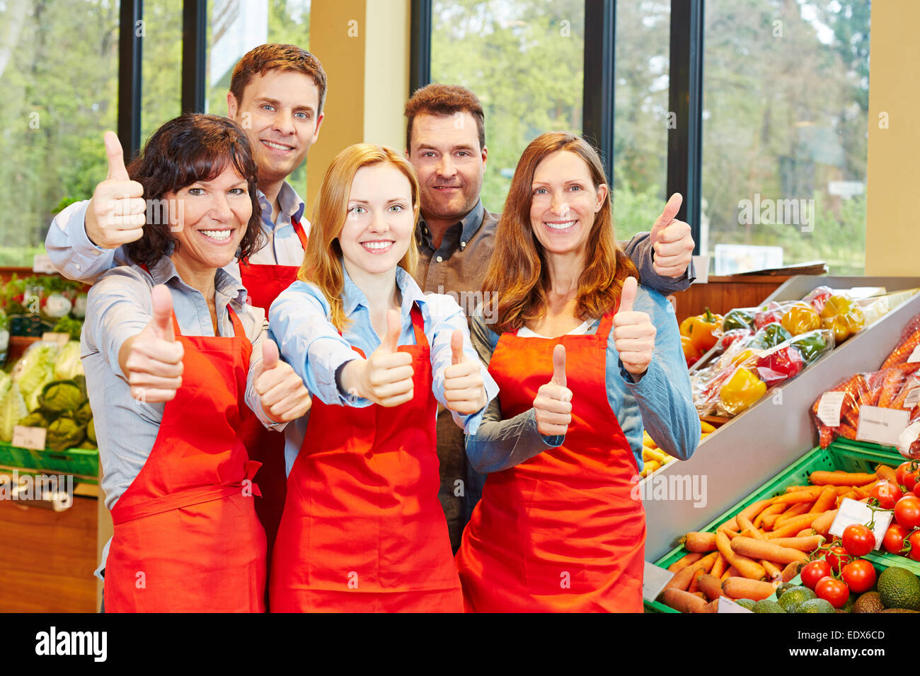 Felice supermercato personale team azienda pollice in alto nel lavoro di squadra sforzo Foto Stock