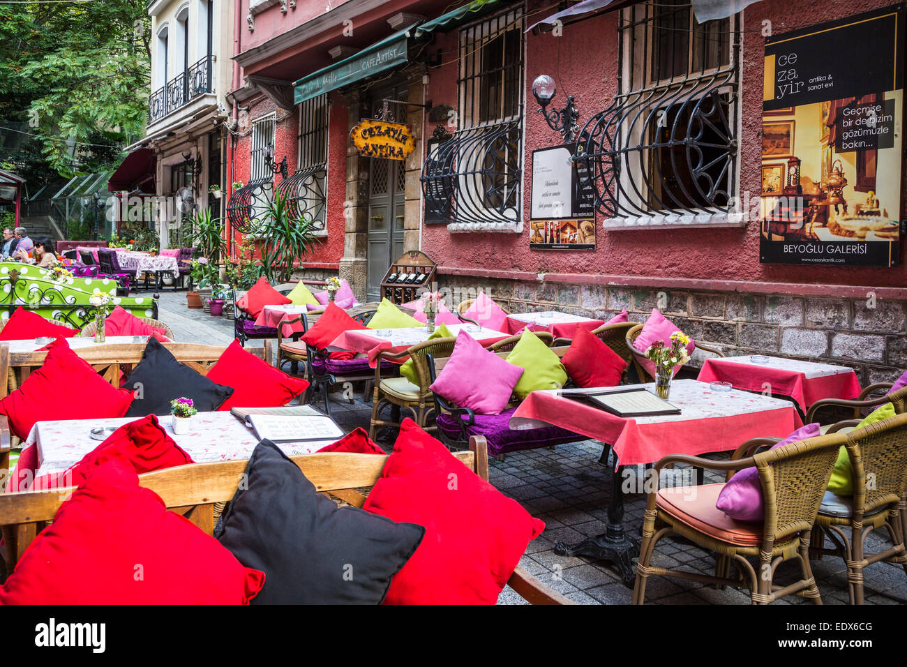 Di vivaci ristoranti con tavoli e sedie e gli unici Cezayir o francese Street in Taksim, Istanbul, Turchia, Eurasia. Foto Stock