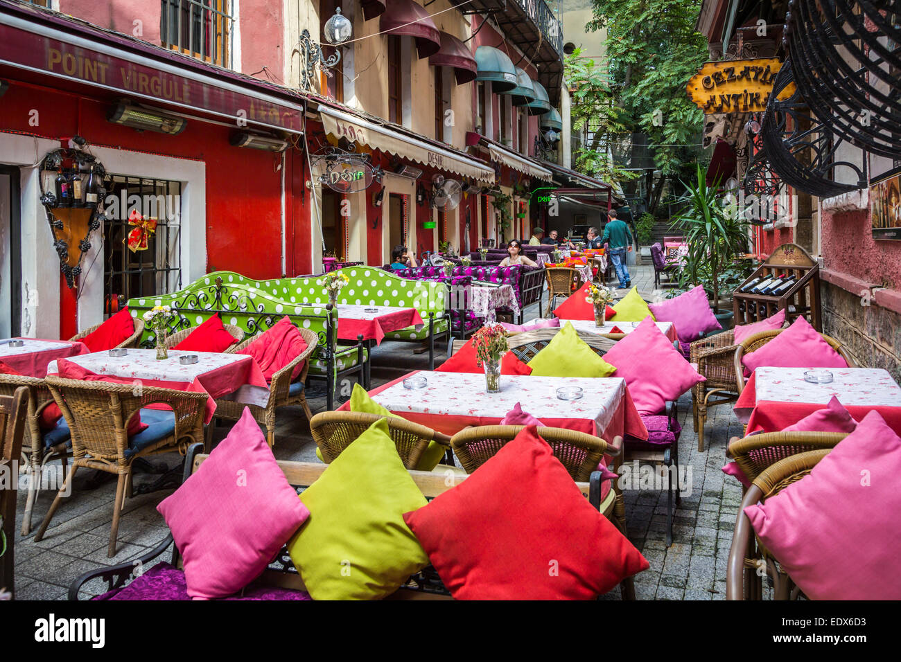 Di vivaci ristoranti con tavoli e sedie e gli unici Cezayir o francese Street in Taksim, Istanbul, Turchia, Eurasia. Foto Stock