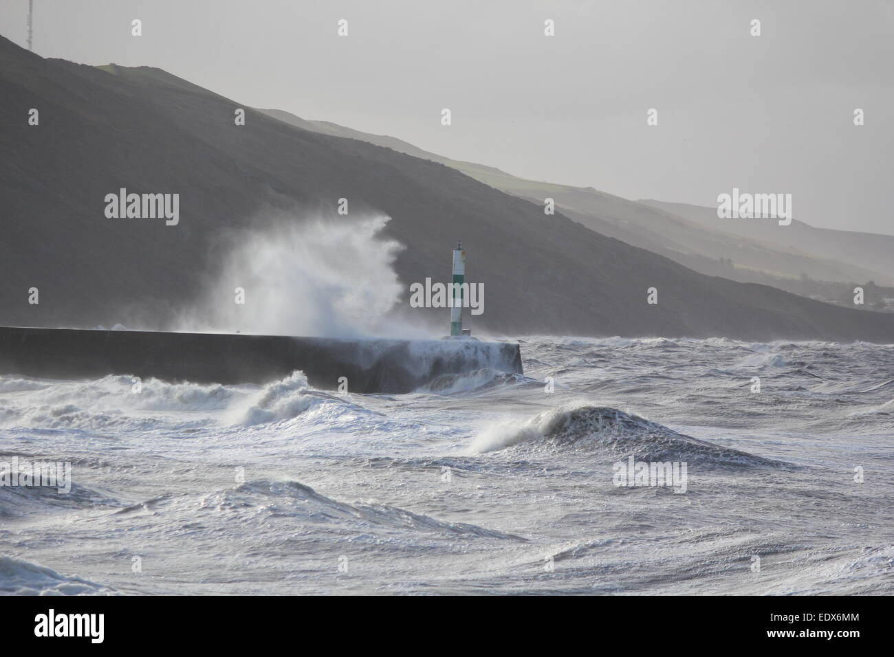 Aberystwyth West Wales UK.. Gale force winds & arrabbiato mari pastella il litorale. Foto Stock