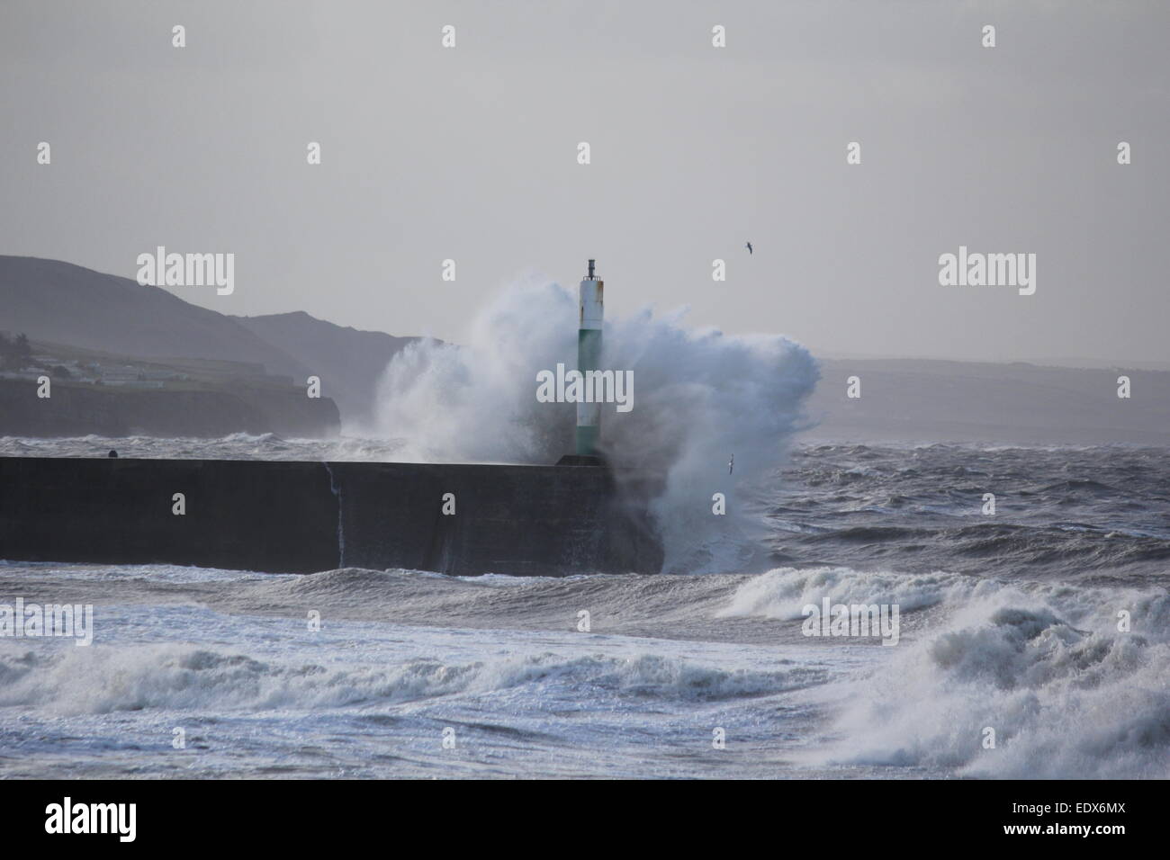 Aberystwyth West Wales UK.. Gale force winds & arrabbiato mari pastella il litorale. Foto Stock