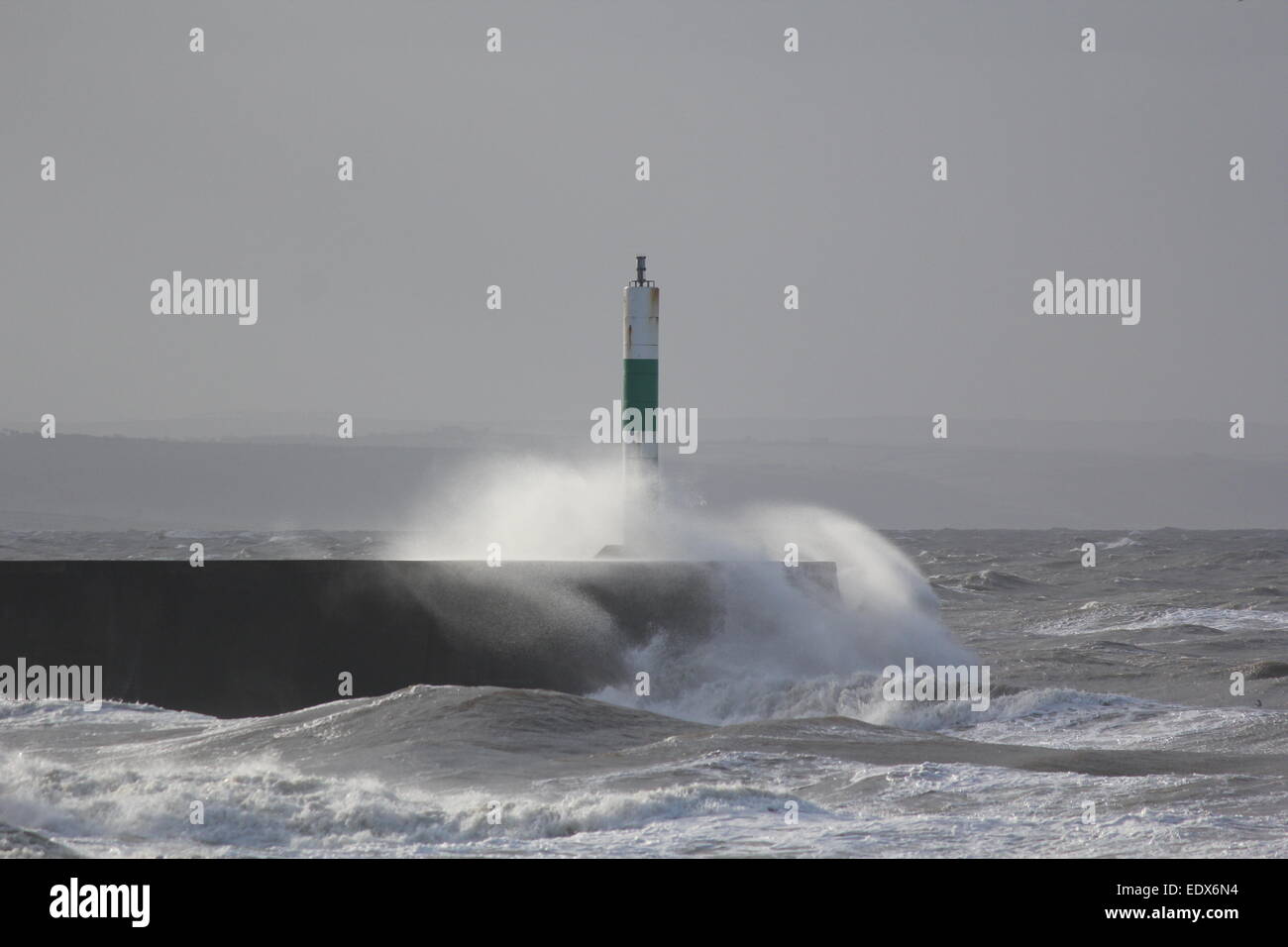 Aberystwyth West Wales UK.. Gale force winds & arrabbiato mari pastella il litorale. Foto Stock