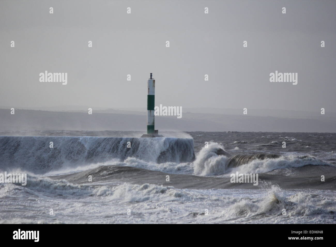 Aberystwyth West Wales UK..gale force winds & arrabbiato mari pastella il litorale. Foto Stock